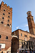 Verona - Piazza dei Signori, il torrione scaligero del palazzo del Capitano, palazzo della Ragione  e la torre Lamberti. 